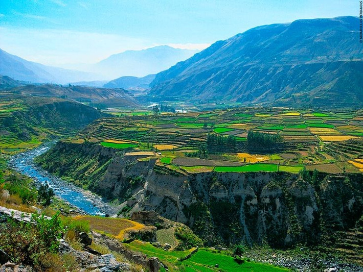  Cửa ngõ đến hẻm núi Colca. Từ Arequipa, du khách có thể khám phá Colca Canyon – một trong những hẻm núi sâu nhất thế giới, nơi sinh sống của loài kền kền Andes quý hiếm và là điểm trekking nổi tiếng. Ảnh: Pinterest.