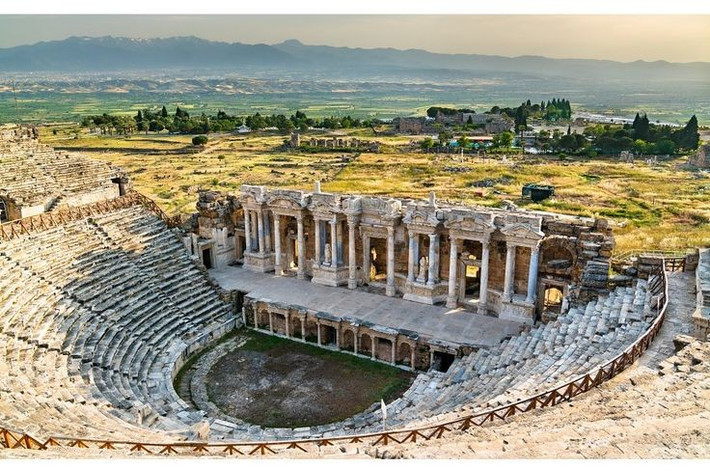  Thành phố cổ Hierapolis ngay phía trên. Trên đỉnh các bậc thang trắng là tàn tích của Hierapolis – thành phố được xây dựng từ thế kỷ 2 TCN. Nơi đây từng nổi tiếng với nhà hát lớn, nghĩa địa cổ và các công trình tắm nước nóng phục vụ cư dân La Mã. Ảnh: Pinterest.