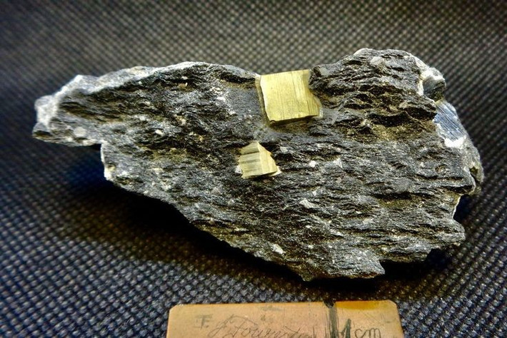  Ứng dụng trong sản xuất công nghiệp. Pyrite từng được khai thác để sản xuất axit sulfuric – một trong những hóa chất quan trọng nhất của ngành công nghiệp. Ảnh: Pinterest.