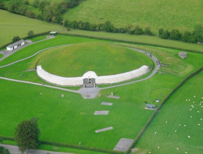 Newgrange có niên đại hơn 5.000 năm. Công trình được xây dựng khoảng năm 3.200 TCN, tức là trước cả kim tự tháp Ai Cập và Stonehenge. Ảnh: Pinterest.