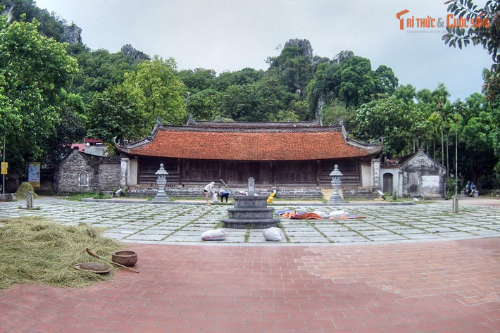 Gồm ba tòa chùa gắn với núi Sài Sơn. Không gian chùa thoáng đãng, trải dài từ chân núi đến sườn núi với ba lớp chùa Hạ, chùa Trung, chùa Thượng, tượng trưng cho con đường tu hành và sự thăng tiến tâm linh.