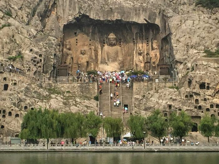  Tượng Lư Xá Na nổi tiếng nhất. Bức tượng cao 17 mét, được coi là kiệt tác điêu khắc của triều Đường. Ảnh: Pinterest.