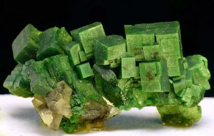  Cần được bảo quản cẩn thận. Do tính phóng xạ và cấu trúc kém bền, torbernite không thích hợp để trưng bày lâu dài. Ảnh: Pinterest.