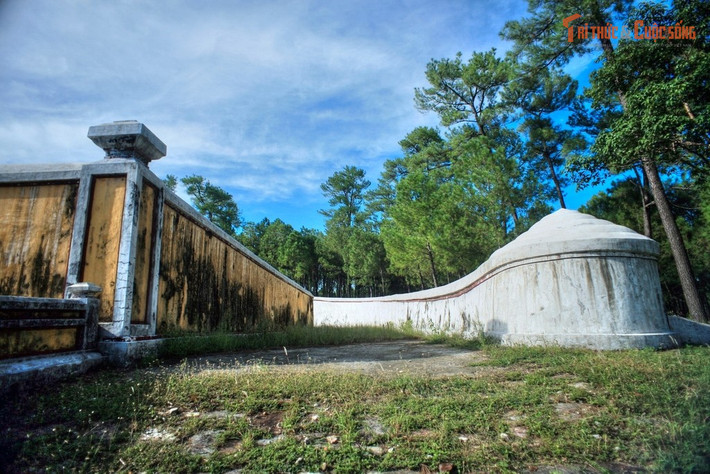 Nằm xa kinh thành hơn các lăng khác. Vị trí biệt lập giữa núi rừng khiến không gian của lăng Gia Long có phần tĩnh lặng hơn so với các lăng vua Nguyễn khác.
