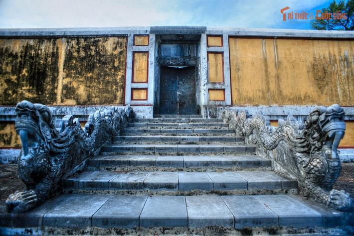 Kiến trúc đơn giản nhưng bề thế và trang nghiêm. Lăng có kiến trúc giản dị so với các lăng vua Nguyễn tẩm đời sau, nhưng vẫn đầy sự uy nghiêm do quy mô kiến trúc to lớn.