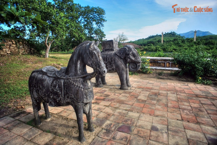 Vị trí được chọn theo thế “núi chầu sông tụ”. Địa thế lăng có nhiều dãy núi bao bọc, hợp phong thủy hoàng gia.