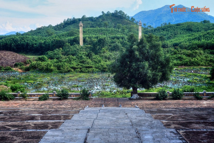 Có hồ nước tự nhiên ở trung tâm. Hồ nước gắn liền với cảnh quan phong thủy của lăng, giúp điều hòa khí hậu toàn khu.