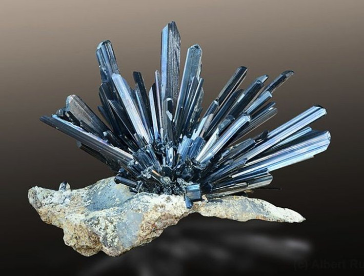  Các mỏ lớn nổi tiếng. Những mỏ Stibnite quan trọng nằm ở Trung Quốc, Nhật Bản, Bolivia và Idaho (Mỹ), đóng vai trò lớn trong khai thác antimon. Ảnh: Pinterest.