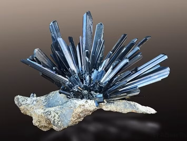  Các mỏ lớn nổi tiếng. Những mỏ Stibnite quan trọng nằm ở Trung Quốc, Nhật Bản, Bolivia và Idaho (Mỹ), đóng vai trò lớn trong khai thác antimon. Ảnh: Pinterest.