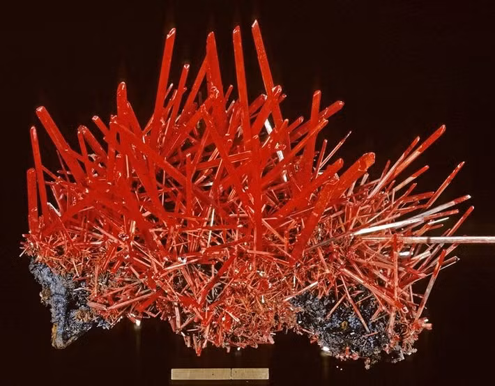  Mong manh dễ vỡ. Tinh thể crocoite dễ gãy và khó khai thác nguyên vẹn, làm tăng giá trị sưu tầm. Ảnh: Pinterest.