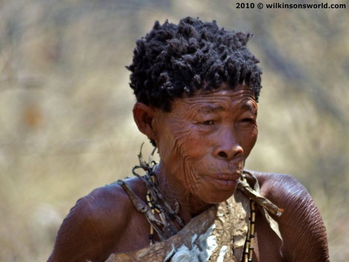  Ngôn ngữ của họ nổi tiếng với âm “click”. Đây là loại âm thanh đặc trưng phát ra bằng cách búng lưỡi, rất hiếm thấy trên thế giới. Ảnh: Pinterest.