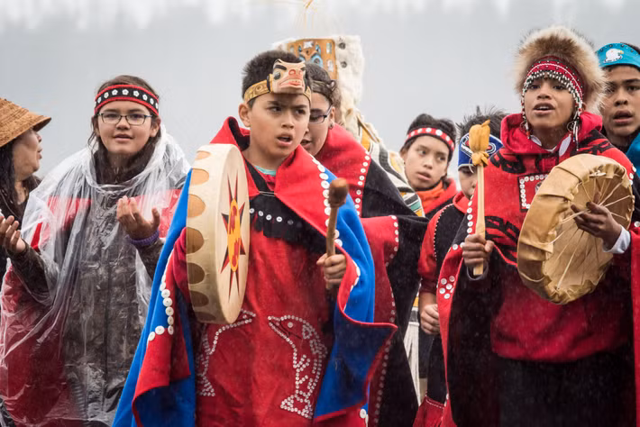  Chia thành hai đại tộc lớn. Toàn bộ xã hội Tlingit được chia thành hai thị tộc chính là Quạ và Đại Bàng/Sói. Mỗi người sinh ra đã thuộc một đại tộc, quy định hôn nhân, nghi lễ và mối quan hệ xã hội, giúp duy trì cân bằng cộng đồng. Ảnh: nps.gov.