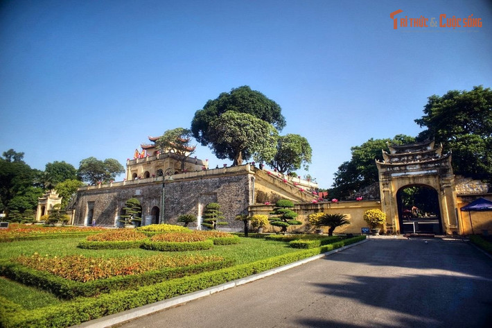 Được xây dựng trên nền thành Đại La thời Cao Biền. Trước khi vua Lý Thái Tổ dời đô năm 1010, khu vực này đã là trung tâm hành chính Đại La dưới thời Đường, do Cao Biền xây dựng vào thế kỷ 9, tạo nền tảng cho kinh thành Thăng Long sau này.