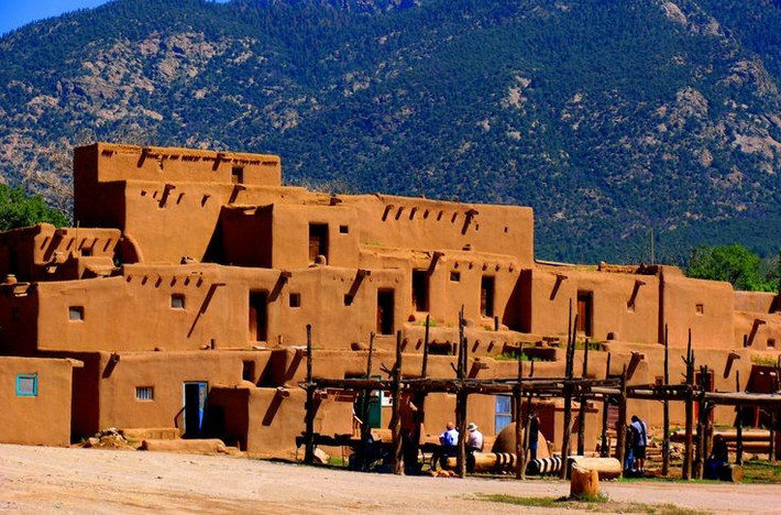  Cư trú chủ yếu ở vùng Tây Nam Hoa Kỳ. Các cộng đồng Pueblo hiện nay tập trung tại New Mexico, Arizona, Colorado và Utah, sinh sống ở vùng bán sa mạc khắc nghiệt. Ảnh: Pinterest.