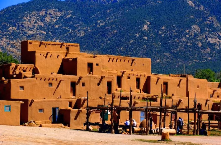  Cư trú chủ yếu ở vùng Tây Nam Hoa Kỳ. Các cộng đồng Pueblo hiện nay tập trung tại New Mexico, Arizona, Colorado và Utah, sinh sống ở vùng bán sa mạc khắc nghiệt. Ảnh: Pinterest.