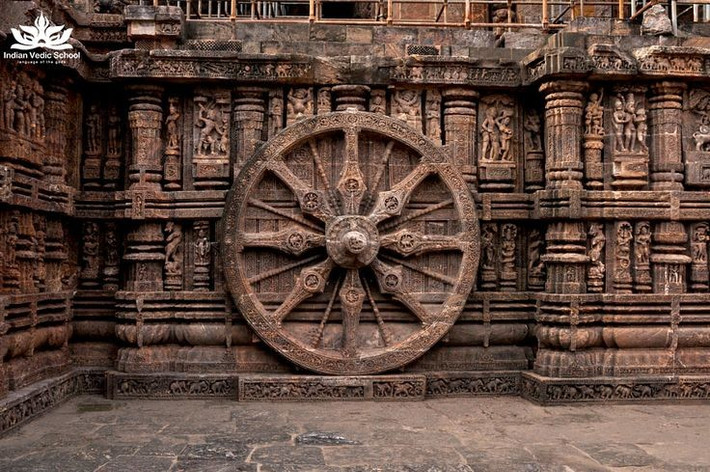 Đền được thiết kế như một đồng hồ Mặt Trời. Các bánh xe đá có thể dùng để đo thời gian nhờ bóng nắng, minh chứng cho trình độ toán học cao của người xưa. Ảnh: Pinterest.