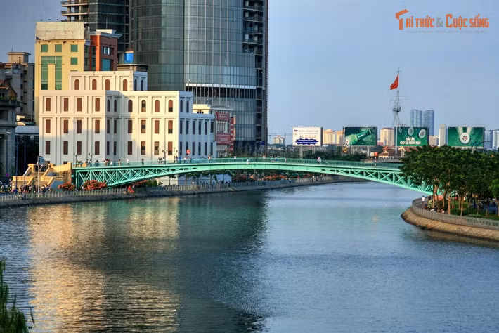 Tên gốc là cầu Messageries (Pont des Messageries). Cầu ban đầu phục vụ việc vận chuyển hàng hóa cho hãng vận tải Messageries Maritimes của Pháp.