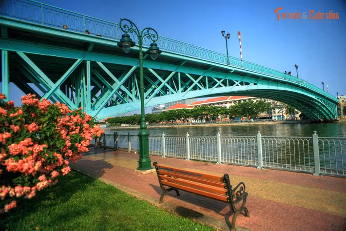 Sơn màu xanh ngọc mang tính biểu tượng. Màu xanh đặc trưng giúp cầu trở thành điểm nhận diện quen thuộc trong cảnh quan đô thị Sài Gòn.