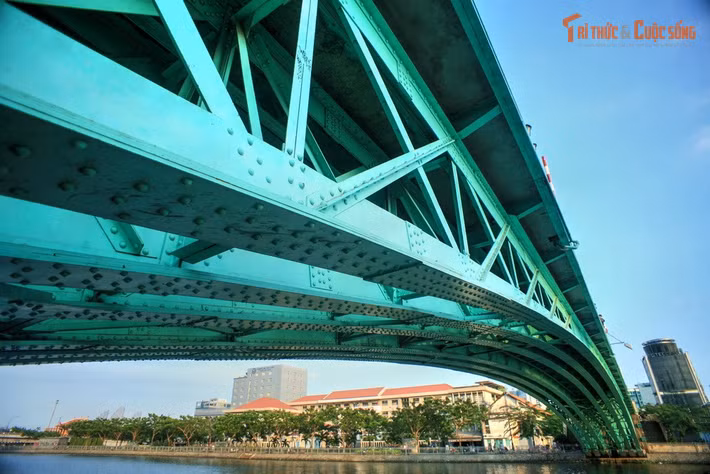 Kết cấu vòm thép bền bỉ. Hơn 130 năm tồn tại, cầu vẫn vững chắc nhờ thiết kế thép rèn chuẩn Pháp thế kỷ 19.