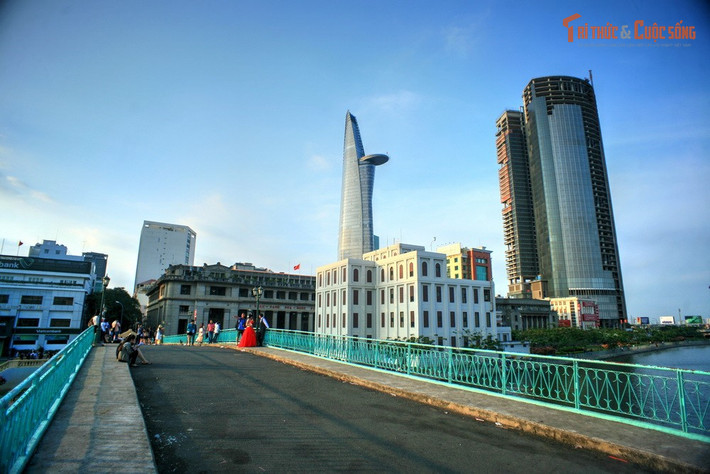 Là địa điểm chụp ảnh cưới nổi tiếng. Cầu Mống được nhiều cặp đôi chọn làm bối cảnh nhờ nét cổ điển và tầm nhìn thoáng đãng.