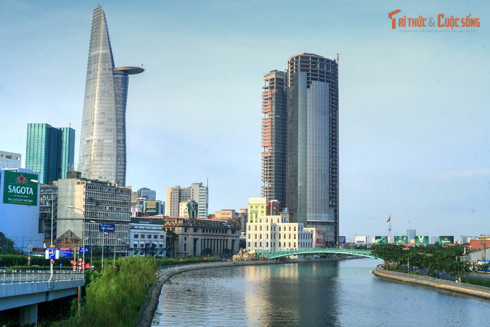 Là điểm ngắm pháo hoa lý tưởng. Trong nhiều năm, cầu Mống là nơi người dân tụ tập ngắm pháo hoa các dịp lễ lớn nhờ vị trí đắc địa bên kênh Bến Nghé.