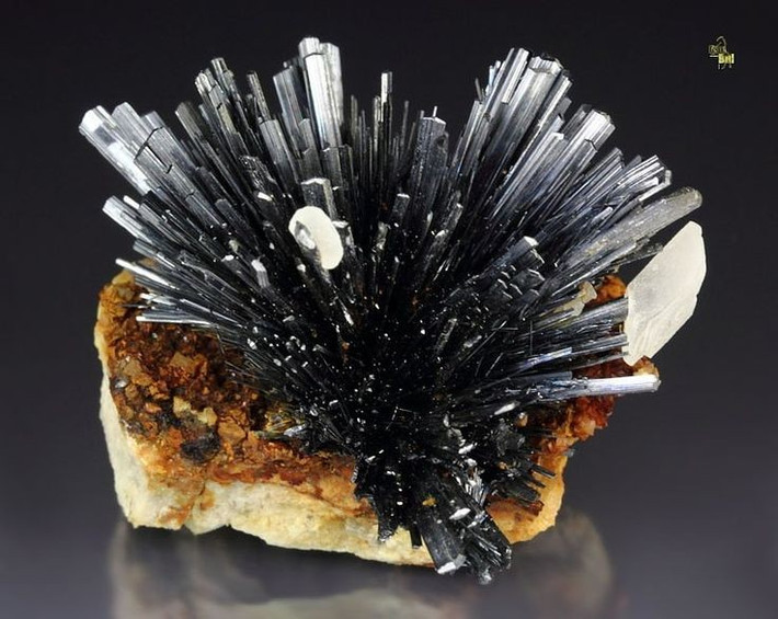  Được biết đến từ thời cổ đại. Người Ai Cập cổ đã nghiền Stibnite làm bột trang điểm cho mắt, gọi là “kohl”, phổ biến hàng ngàn năm trước. Ảnh: Pinterest.