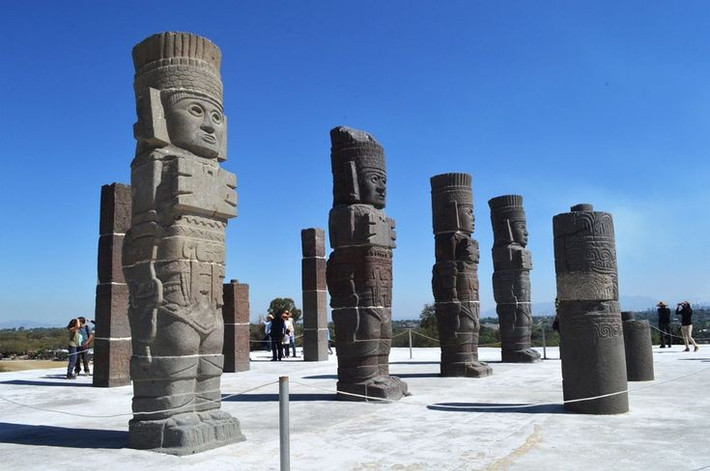  Thủ đô Tula huy hoàng. Thành phố Tula (hoặc Tollan) nổi tiếng với các tượng chiến binh bằng đá khổng lồ, biểu tượng quyền lực của người Toltec. Ảnh: Pinterest.