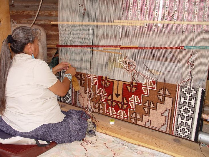  Nghề dệt thảm nổi tiếng thế giới. Thảm Navajo có hoa văn hình học tinh tế, màu sắc tự nhiên và được đánh giá cao trên thị trường nghệ thuật. Ảnh: Pinterest.