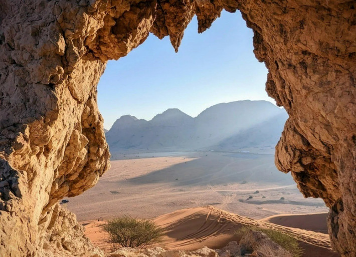  Cảnh quan cổ Faya (Các Tiểu vương quốc Ả Rập Thống nhất). Khu vực này lưu giữ dấu tích con người tiền sử sinh sống trong môi trường bán sa mạc hàng chục nghìn năm trước. Các phát hiện khảo cổ giúp giới khoa học hiểu rõ hơn về quá trình thích nghi của loài người với biến đổi khí hậu. Ảnh: emiratesscholar.com.