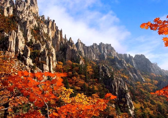  Núi Kim Cương (CHDCND Triều Tiên). Danh thắng này gây ấn tượng với địa hình núi đá granit kỳ vĩ, gắn liền với thi ca, hội họa và tín ngưỡng Triều Tiên suốt nhiều thế kỷ. Cảnh quan vừa mang giá trị thẩm mỹ, vừa thể hiện chiều sâu văn hóa Á Đông. Ảnh: Pinterest.