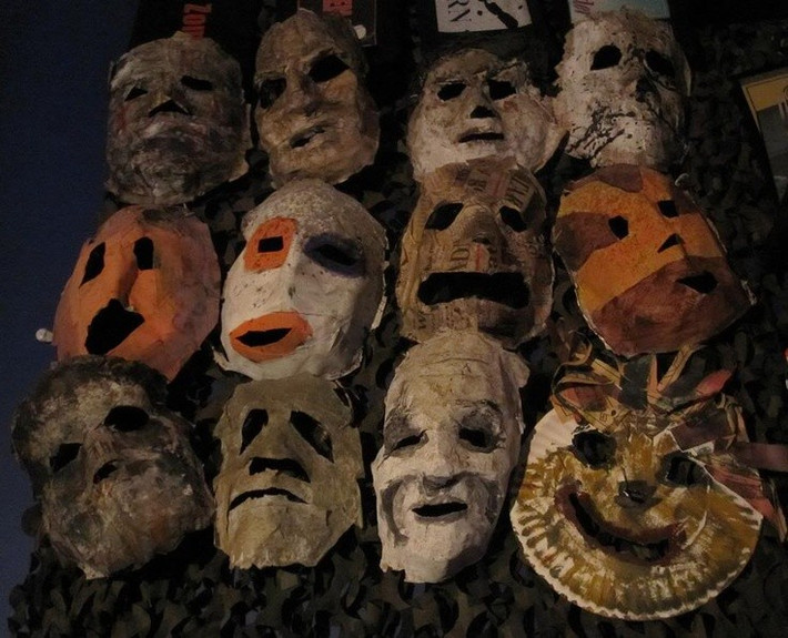  Sự thay đổi hình thức khi sang Tân Thế Giới. Khi di dân Ireland mang phong tục Halloween sang Mỹ, việc làm mặt nạ trở nên đơn giản hơn. Giấy bồi, vải và sau này là nhựa thay thế da thú và gỗ. Dù khác chất liệu, ý nghĩa che giấu bản thân khỏi tà linh vẫn được duy trì. Ảnh: Pinterest.