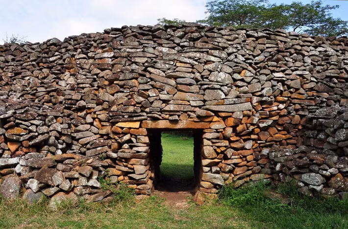  Có hệ thống bảo vệ phức tạp. Các bức tường ngoài cao tới 4,2 mét, cùng lối ra vào hẹp giúp tăng khả năng phòng thủ trước những mối đe dọa. Ảnh: paukwa.or.ke.