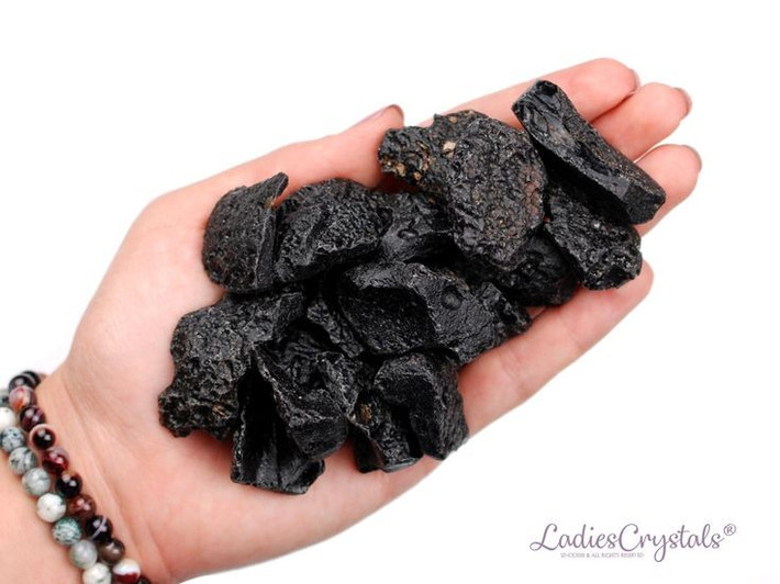  Có mặt ở nhiều nơi trên thế giới. Tektite được tìm thấy tại châu Á, châu Âu, Bắc Mỹ, Úc và châu Phi, hình thành các trường phân bố rộng lớn. Ảnh: Pinterest.