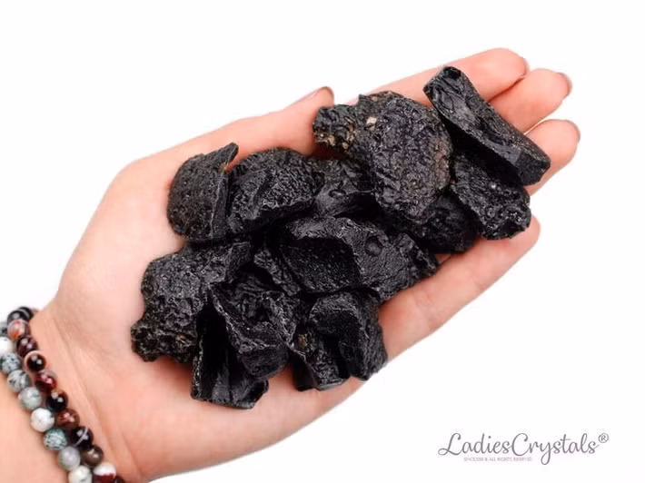  Có mặt ở nhiều nơi trên thế giới. Tektite được tìm thấy tại châu Á, châu Âu, Bắc Mỹ, Úc và châu Phi, hình thành các trường phân bố rộng lớn. Ảnh: Pinterest.