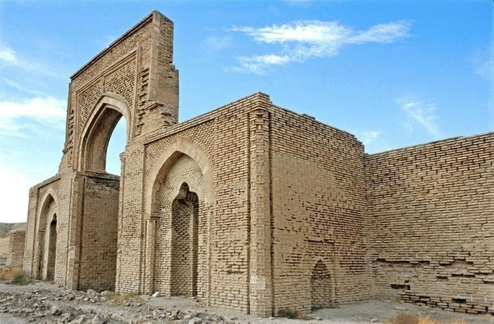  Một số công trình có kiến trúc rất tinh xảo. Dù phục vụ mục đích thực dụng, nhiều caravanserai vẫn được trang trí bằng gạch nung, mái vòm và cổng vòm đặc trưng của kiến trúc Ba Tư. Những chi tiết trang trí này khiến nhiều công trình vừa mang vẻ uy nghiêm vừa mang giá trị nghệ thuật cao. Ảnh: Pinterest.