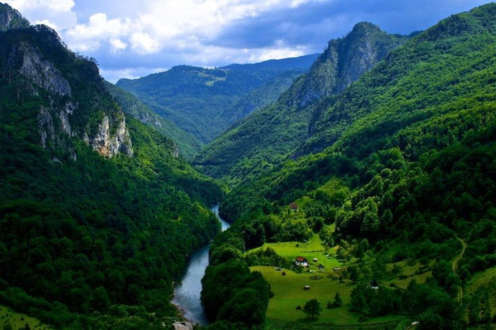  Được hình thành bởi hoạt động băng hà cổ đại. Hàng chục đỉnh núi sắc nhọn, thung lũng chữ U và hơn 20 hồ băng, gọi là “mắt núi”, phản ánh dấu ấn rõ nét của kỷ băng hà. Ảnh: Pinterest.