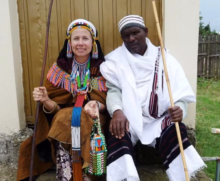  Có ngôn ngữ riêng thuộc hệ Cushitic. Tiếng Oromo, còn gọi là Afaan Oromo, thuộc nhánh Cushitic của ngữ hệ Phi–Á, hiện là một trong những ngôn ngữ được sử dụng rộng rãi nhất ở Ethiopia. Ảnh: Pinterest.