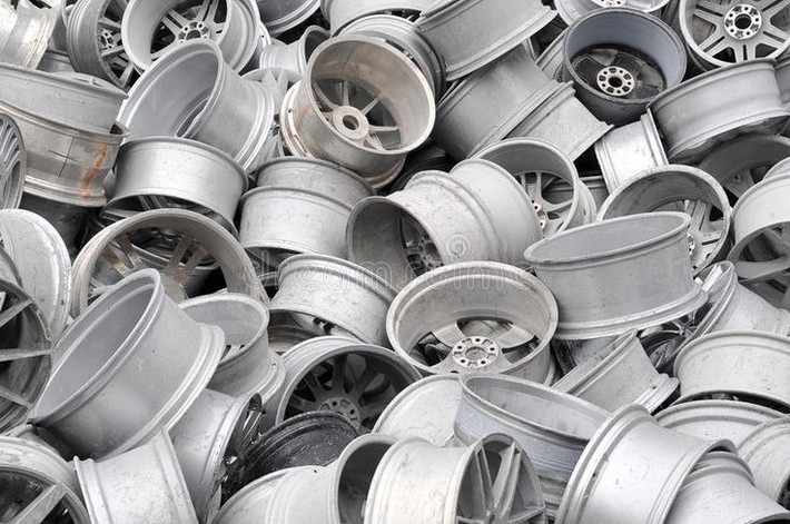  Tái chế vô hạn. Nhôm có thể tái chế nhiều lần mà không mất tính chất, giúp tiết kiệm năng lượng. Ảnh: Pinterest.