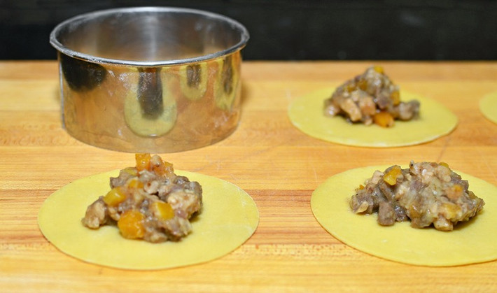  Ẩm thực độc đáo với thịt và sữa. Món ăn chủ yếu của người Buryat được làm từ thịt ngựa, bò và sản phẩm sữa lên men. Ảnh: foodperestroika.com.