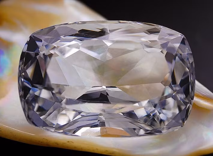  Ứng dụng trong trang sức cao cấp. Khi được cắt mài tinh xảo, jeremejevite trở thành loại đá quý độc lạ, thường được dùng trong các bộ sưu tập chứ ít xuất hiện phổ biến. Ảnh: Pinterest.