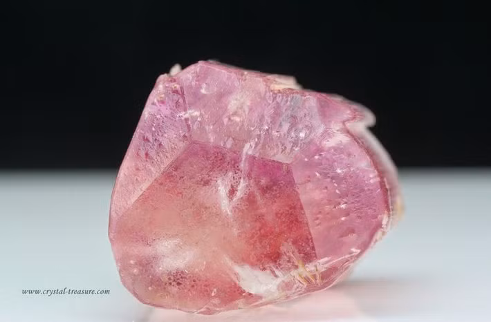  Cực kỳ hiếm trong tự nhiên. Trong nhiều năm, chỉ có vài tinh thể Poudretteite nhỏ được tìm thấy, chủ yếu ở Canada và Myanmar. Ảnh: Pinterest.