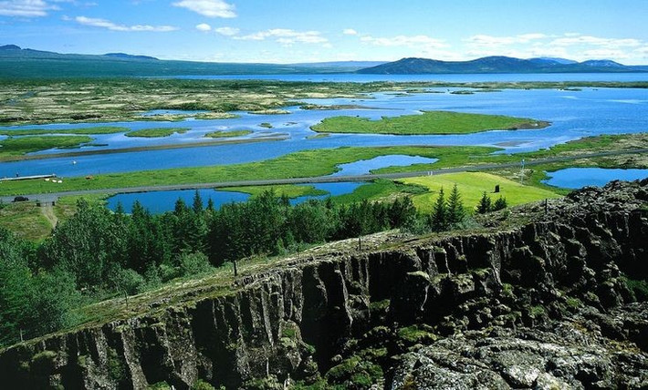  Một phần của “Vòng tròn vàng”. Thingvellir là điểm dừng quan trọng trong tuyến tham quan nổi tiếng Golden Circle, cùng với các kỳ quan tự nhiên khác của Iceland, thu hút hàng triệu du khách mỗi năm. Ảnh: Pinterest.