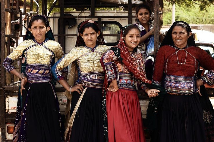  Vai trò quan trọng của phụ nữ. Phụ nữ không chỉ chăm sóc gia đình mà còn tham gia quản lý gia súc và gìn giữ nghề thêu truyền thống, đóng vai trò trung tâm trong việc bảo tồn văn hóa Rabari. Ảnh: Pinterest.