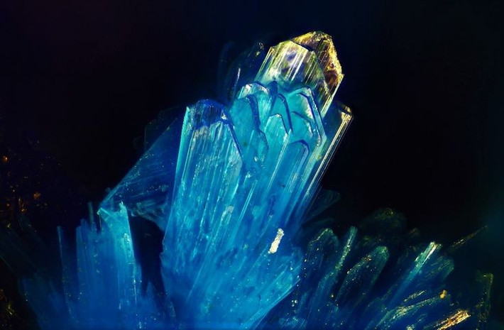  Hình dạng tinh thể độc đáo. Jeremejevite kết tinh theo hệ lục phương, thường tạo thành những tinh thể dài, thon và trong suốt như cột pha lê. Ảnh: Pinterest.