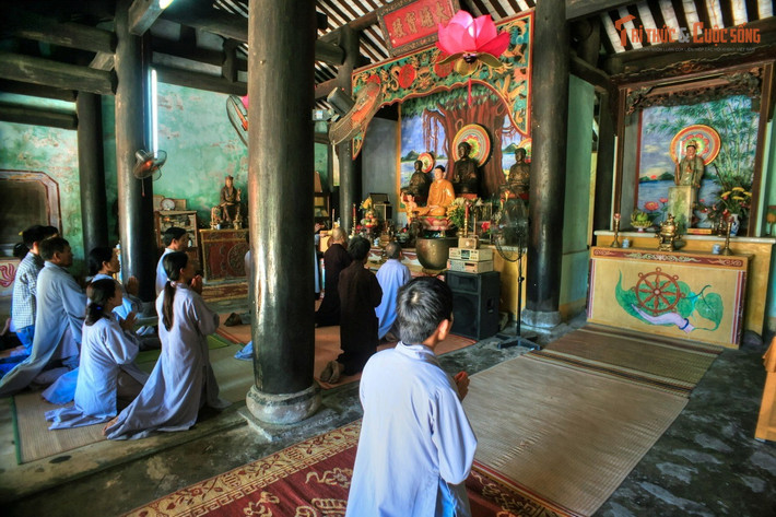 Điểm tựa tâm linh của ngư dân. Cho đến nay, ngư dân Cù Lao Chàm vẫn thường đến chùa trước mỗi chuyến ra khơi hoặc khi gặp khó khăn, xem đây như điểm tựa tâm linh mang lại bình an và thuận lợi. Ảnh: Pinterest.