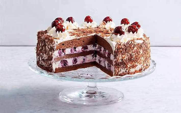  Ẩm thực đặc trưng hấp dẫn. Bánh Rừng Đen (Schwarzwälder Kirschtorte) với sô-cô-la, kem tươi và rượu anh đào là món tráng miệng nổi tiếng toàn cầu, gắn liền với tên tuổi vùng đất này. Ảnh: Pinterest.