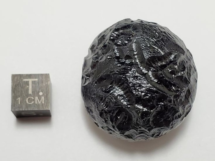  Thành phần hóa học giống thủy tinh. Tektite chủ yếu gồm silica, cùng các khoáng chất tương tự thủy tinh núi lửa, nhưng chứa ít nước hơn đáng kể. Ảnh: Pinterest.