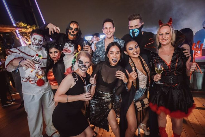 Bangkok (Thái Lan) – Halloween pha trộn phương Đông. Tại thủ đô Thái Lan, Halloween trở thành bữa tiệc đa văn hóa, kết hợp yếu tố ma quỷ phương Tây với nghi thức tưởng linh của Á Đông. Những quán bar, trung tâm thương mại và đền chùa đều tổ chức sự kiện riêng, tạo nên bầu không khí huyền hoặc và sôi động bậc nhất châu Á. Ảnh: Pinterest.