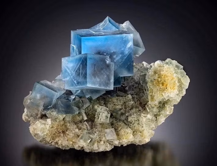  6. Sự xuất hiện phổ biến. Fluorite thường được tìm thấy trong các mạch thủy nhiệt, cùng với khoáng vật như thạch anh và canxit. Ảnh: Pinterest.