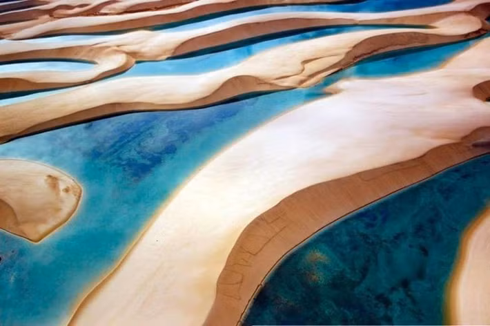  Một trong những cảnh quan thiên nhiên kỳ lạ nhất thế giới. Những đụn cát trắng xen kẽ hồ nước xanh tạo nên khung cảnh gần như siêu thực, khiến Lençóis Maranhenses trở thành điểm đến nổi tiếng của Brazil. Nhiều nhiếp ảnh gia và nhà làm phim xem nơi đây là một trong những phong cảnh độc đáo nhất hành tinh. Ảnh: Pinterest.